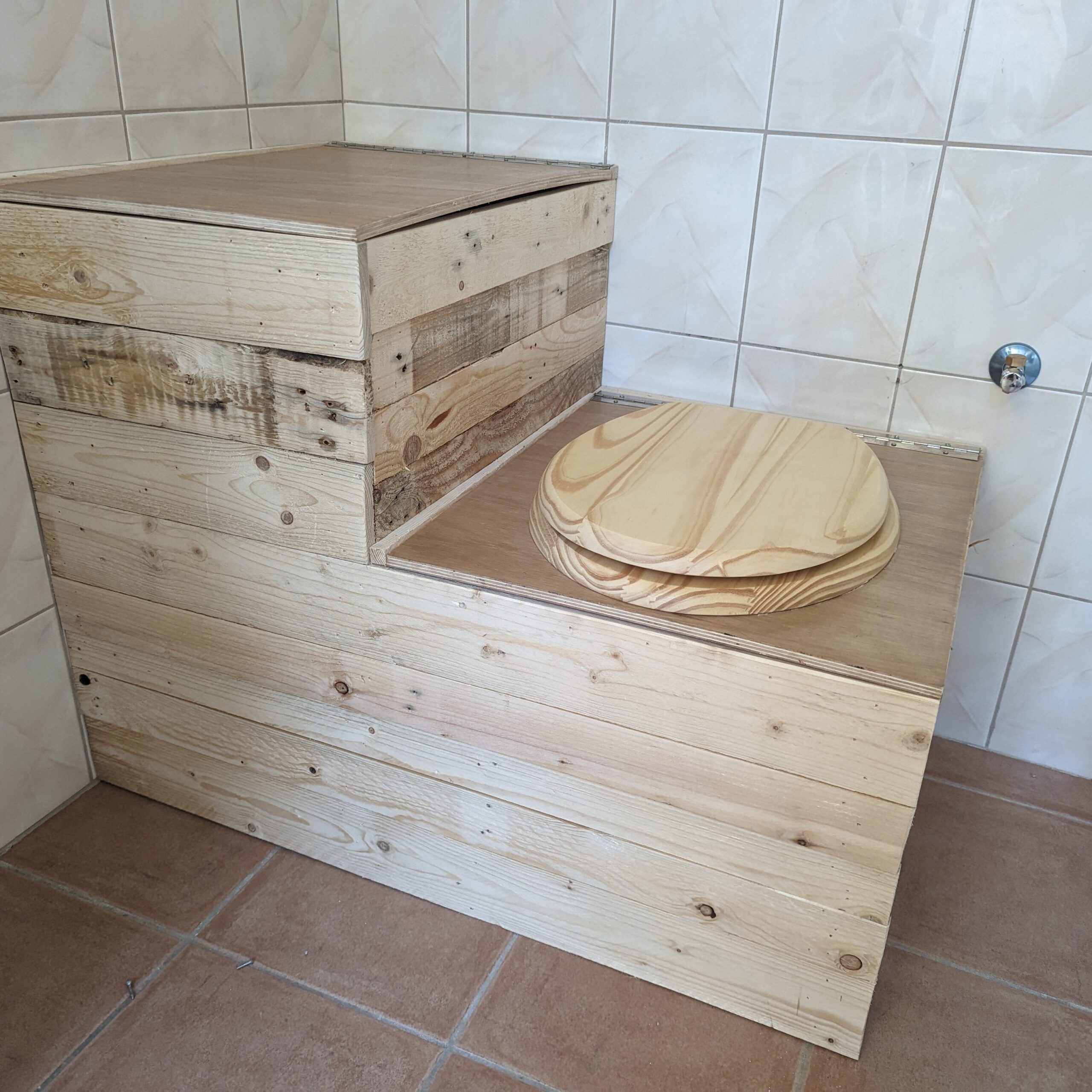 Toilette sèche en bois