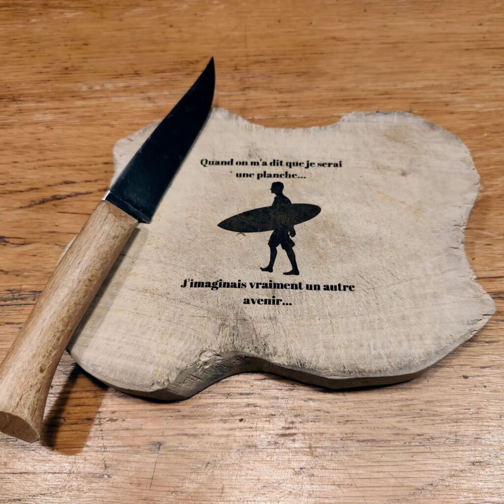 Planche à découper en bois et couteau